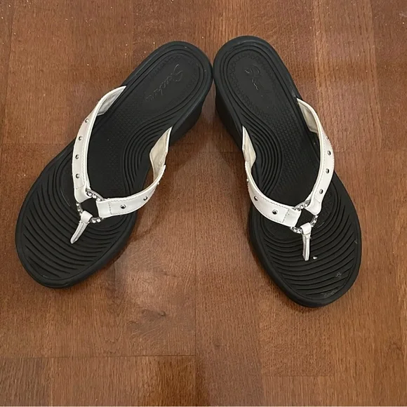 Sketchers Black and White Rhinestones Flip Flop Sandals Size 7.5 - Picture 3 of 16